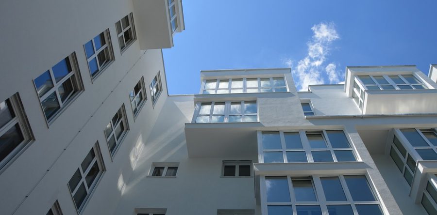 Modne wykończenie – otwarta przestrzeń, szkło, beton i stal